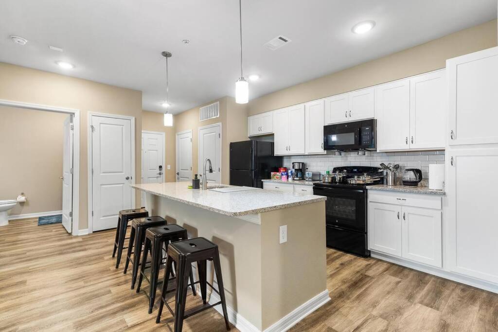 Apartment Elegant 3br/2ba Near Beaches & Attractions *