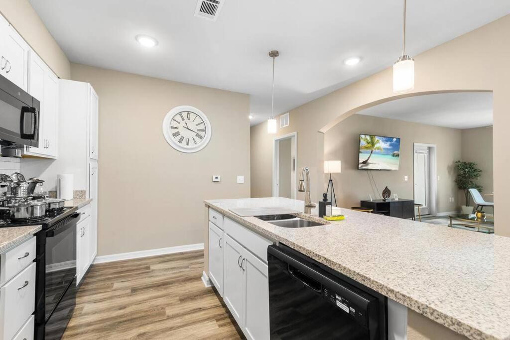 Elegant 3br/2ba Near Beaches & Attractions Apartment
