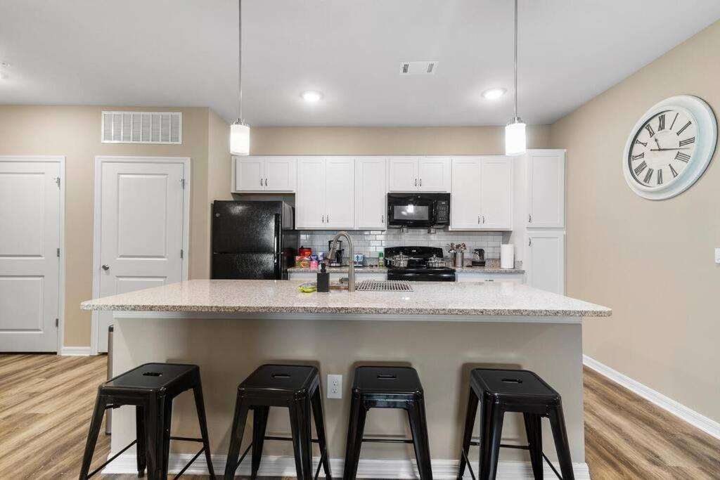 Elegant 3br/2ba Near Beaches & Attractions Apartment *